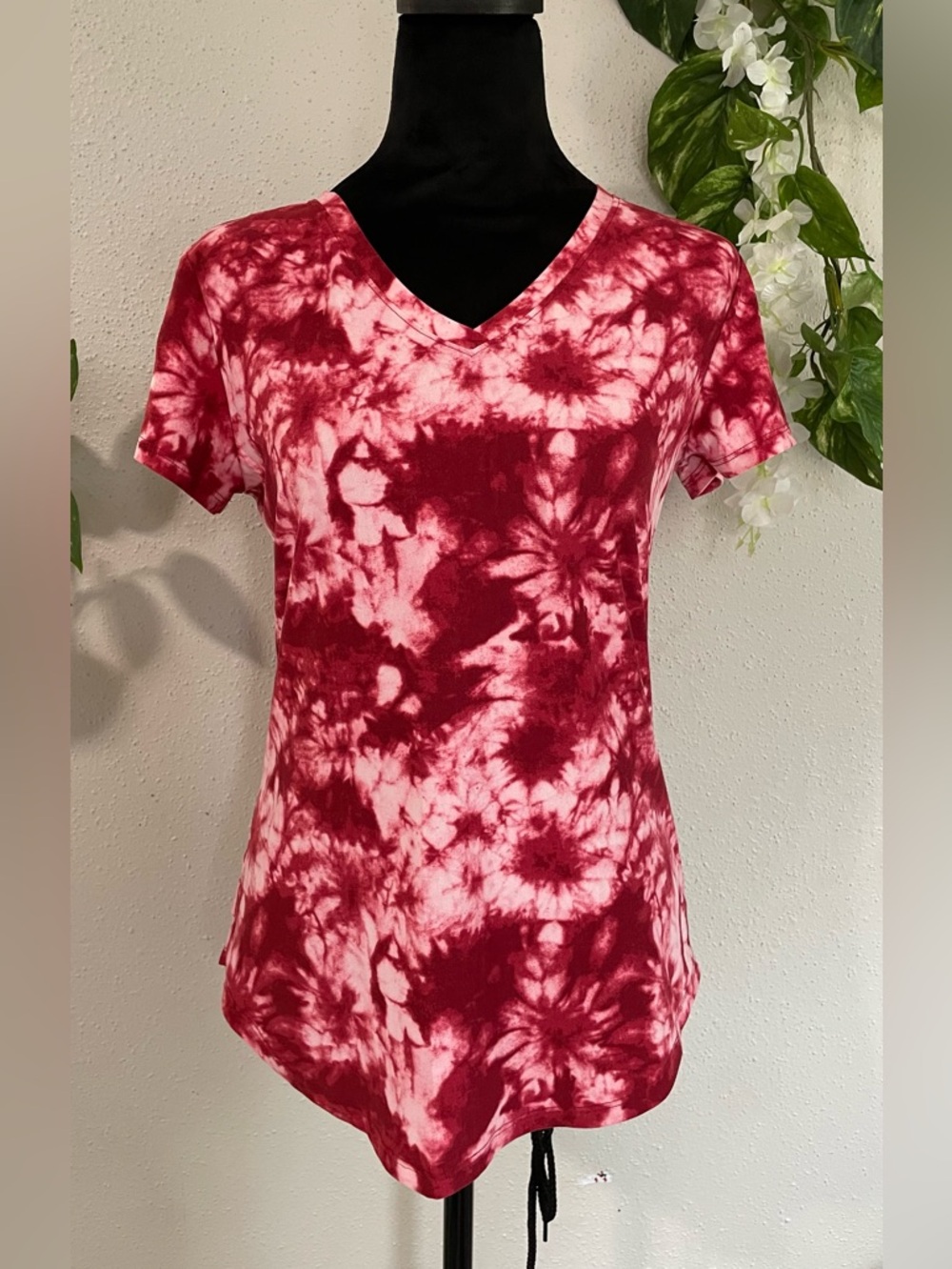 No Boundaries Tie Dye V-Neck Tee Burgundy Pink M Junior Boho Summer Top